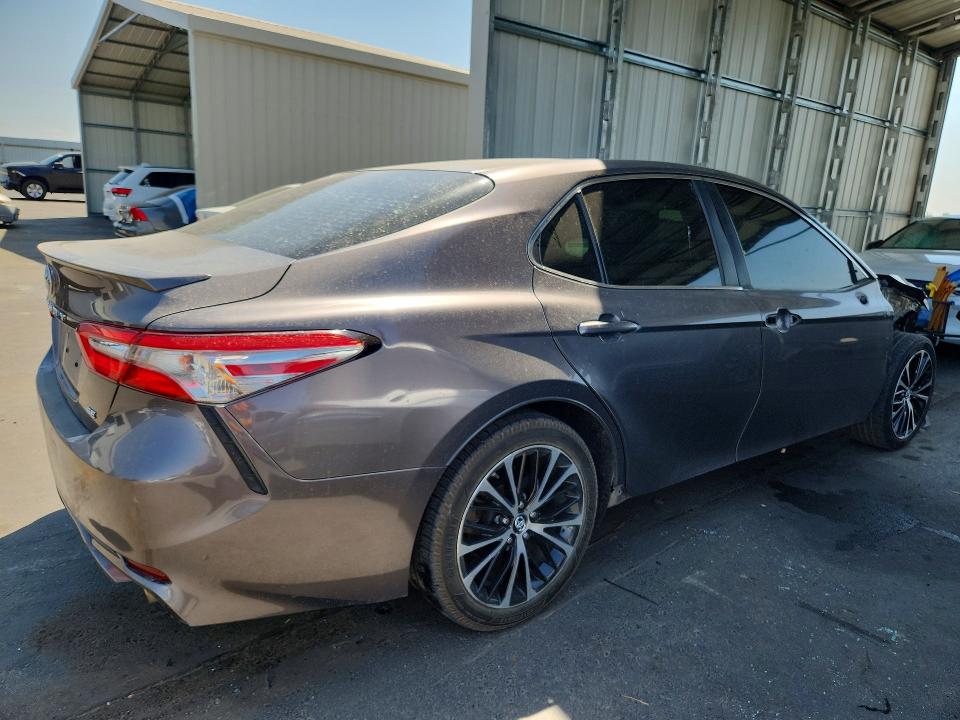 Photo 3 from auction – 2018 TOYOTA CAMRY with VIN 4T1B11HK2JU020970