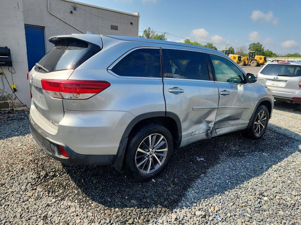 Photo 3 from auction – 2018 TOYOTA HIGHLANDER with VIN 5TDJZRFH4JS532359