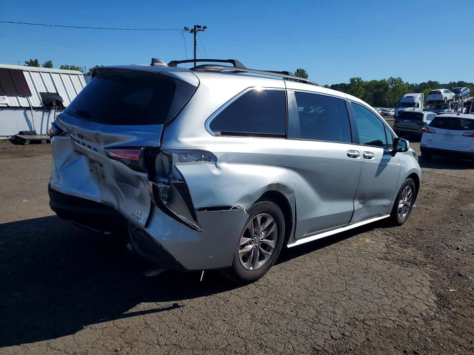 Photo 3 from auction – 2021 TOYOTA SIENNA with VIN 5TDKSKFC0MS030828