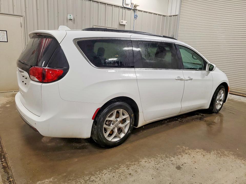Photo 3 from auction – 2018 CHRYSLER PACIFICA with VIN 2C4RC1FG1JR183120