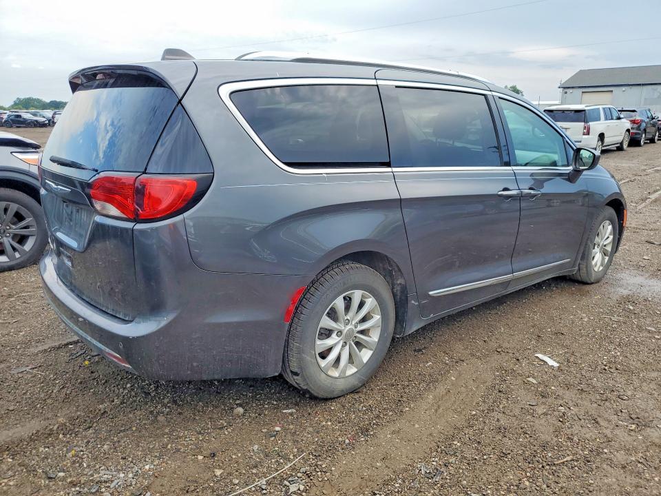 Photo 3 from auction – 2018 CHRYSLER PACIFICA with VIN 2C4RC1BG6JR279637