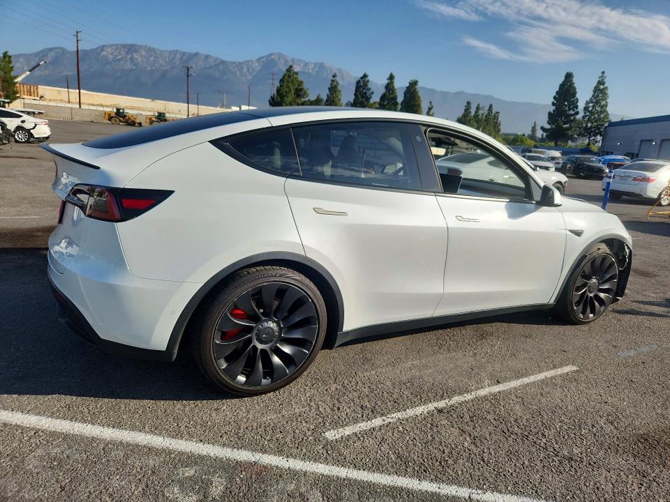 Foto 3 de la subasta – 2022 TESLA MODEL Y con VIN 7SAYGDEFXNF495466