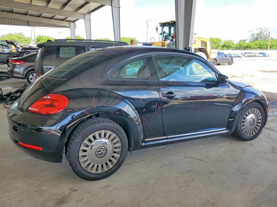 Photo 3 from auction – 2013 VOLKSWAGEN BEETLE with VIN 3VWJX7AT3DM661314