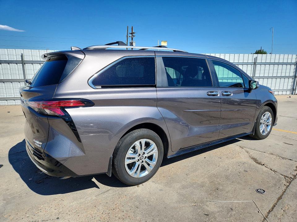 Photo 3 from auction – 2024 TOYOTA SIENNA with VIN 5TDESKFC3RS130670