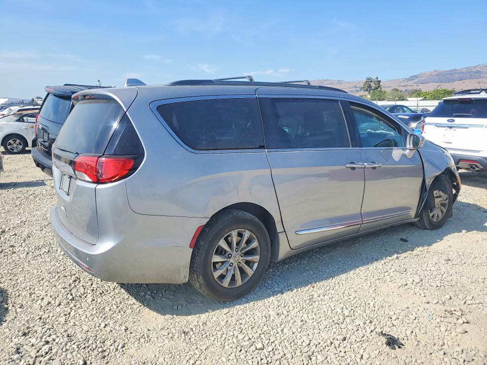 Photo 3 from auction – 2017 CHRYSLER PACIFICA with VIN 2C4RC1BG9HR523940