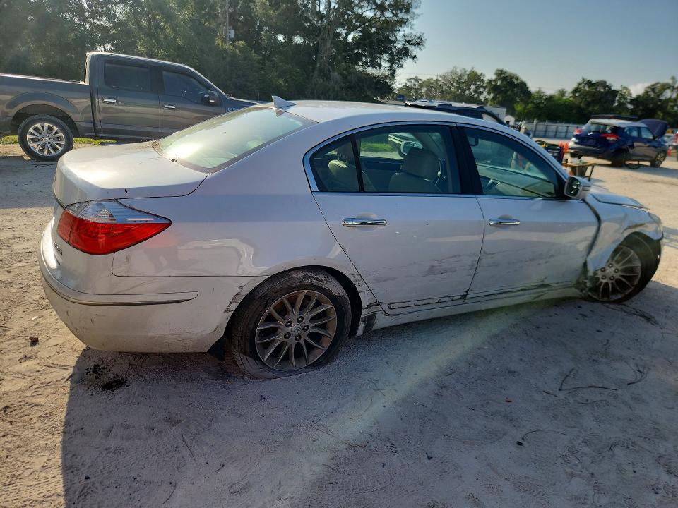 Photo 3 from auction – 2011 HYUNDAI GENESIS with VIN KMHGC4DE8BU117559