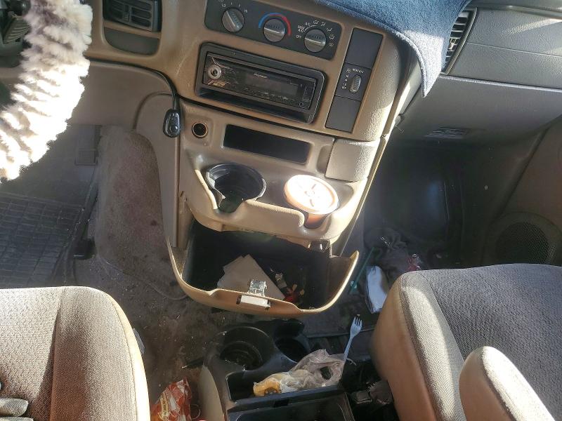 Photo 8 from auction – 2000 GMC SAFARI with VIN 1GKDM19W1YB517640