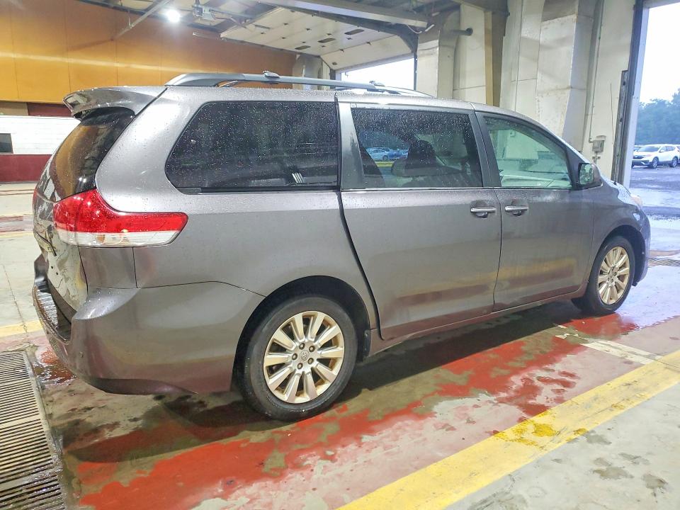 Photo 3 from auction – 2014 TOYOTA SIENNA with VIN 5TDDK3DC5ES081874