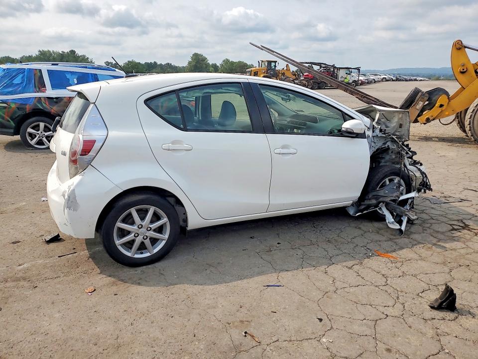 Photo 3 from auction – 2013 TOYOTA PRIUS C with VIN JTDKDTB36D1057664