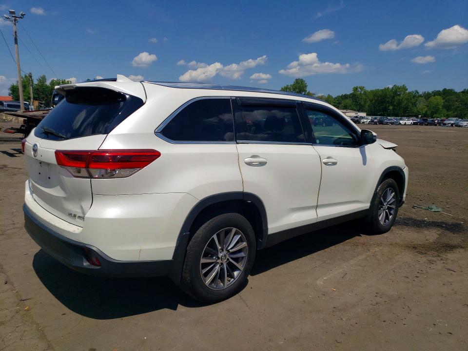Photo 3 from auction – 2019 TOYOTA HIGHLANDER with VIN 5TDJZRFH8KS594512