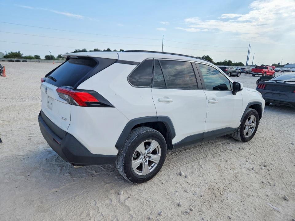 Photo 3 from auction – 2021 TOYOTA RAV4 with VIN 2T3W1RFV6MC121262