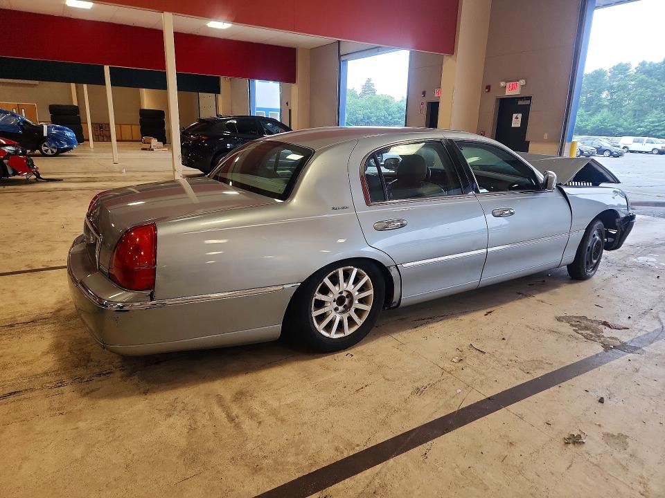 Photo 3 from auction – 2006 LINCOLN TOWN CAR with VIN 1LNHM81VX6Y633403
