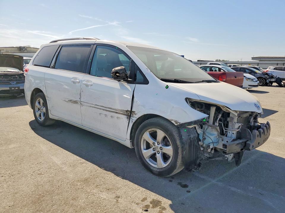 Photo 4 from auction – 2014 TOYOTA SIENNA with VIN 5TDKK3DC2ES480247