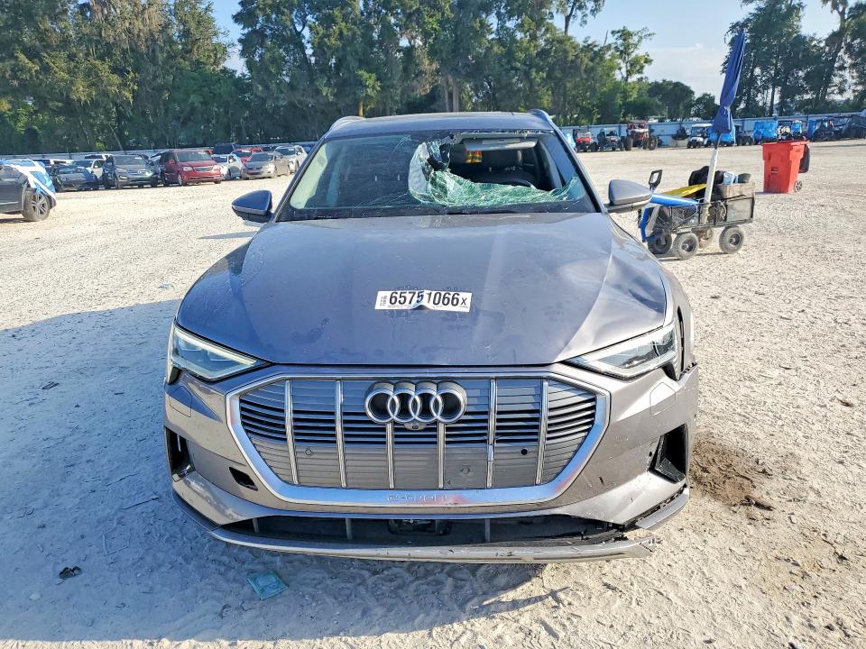 Foto 5 de la subasta – 2019 AUDI E-TRON con VIN WA1LAAGE1KB013004