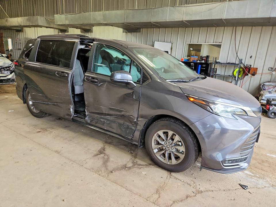 Photo 4 from auction – 2025 TOYOTA SIENNA with VIN 5TDBSKFC1SS193520