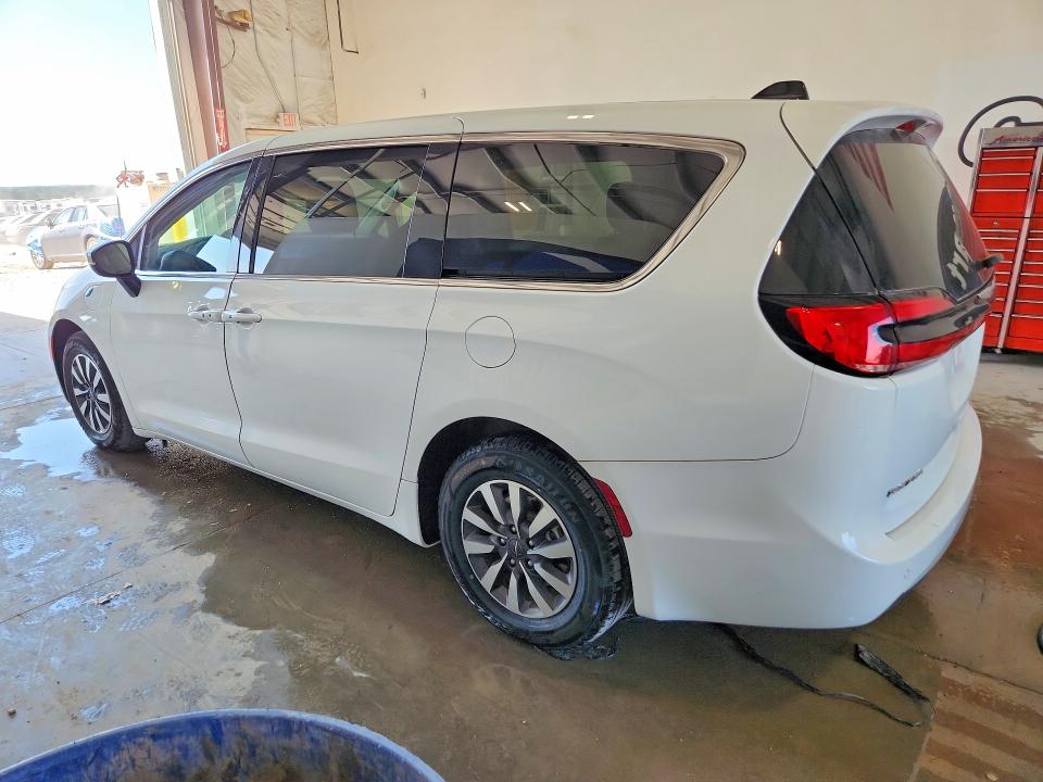 Photo 2 from auction – 2023 CHRYSLER PACIFICA with VIN 2C4RC1L75PR611607