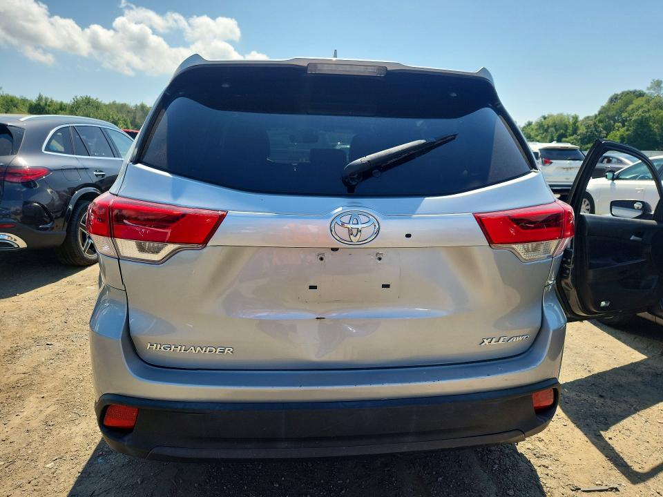 Photo 6 from auction – 2018 TOYOTA HIGHLANDER with VIN 5TDJZRFHXJS811038