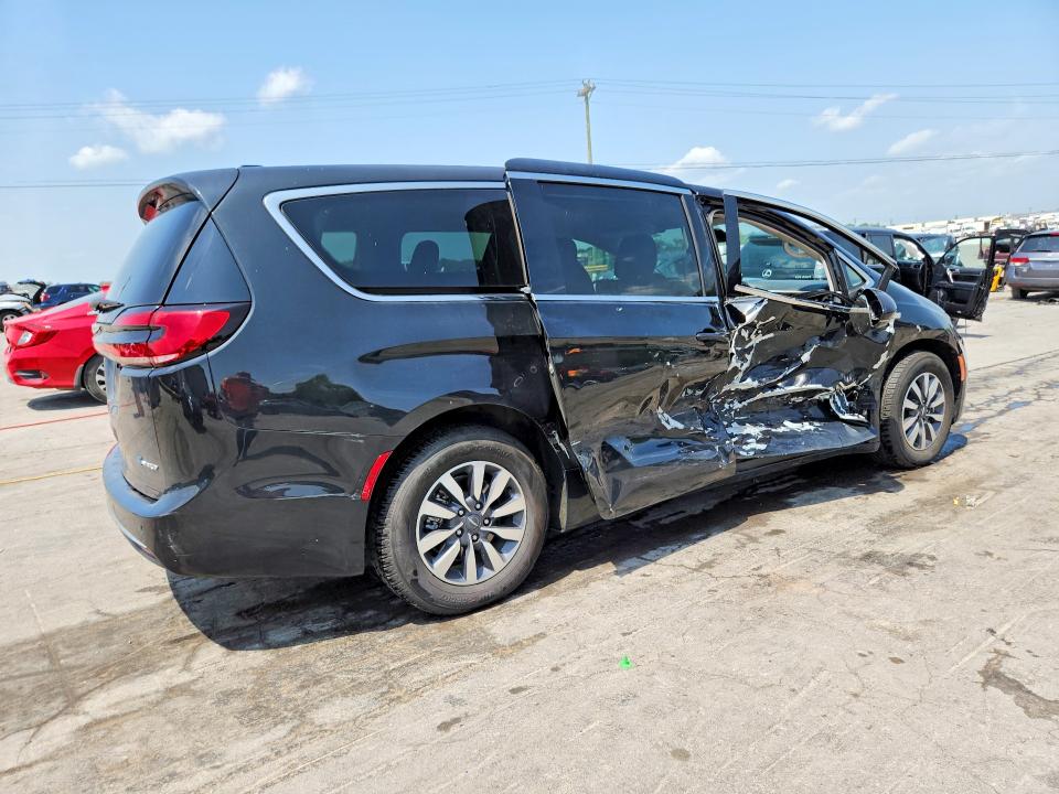 Photo 3 from auction – 2022 CHRYSLER PACIFICA with VIN 2C4RC1L72NR139508