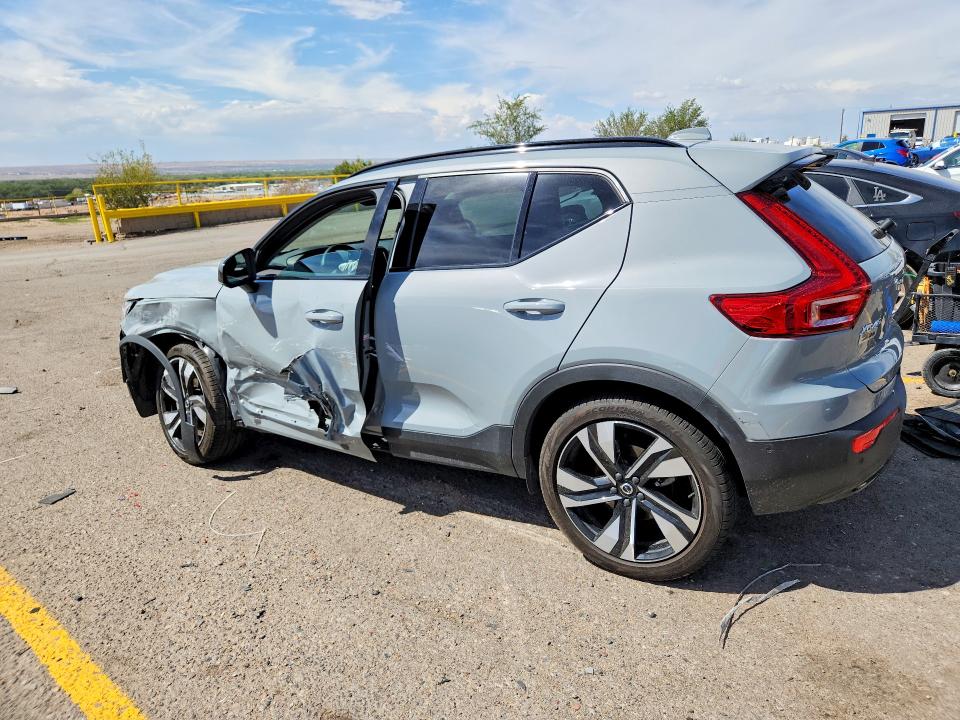 Zdjęcie 2 z aukcji – 2025 VOLVO XC40 z VIN YV4L12UCXS2463097