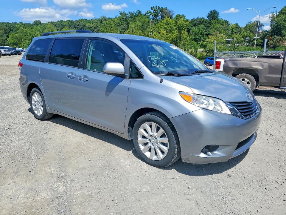 Photo 4 from auction – 2014 TOYOTA SIENNA with VIN 5TDJK3DC9ES088359