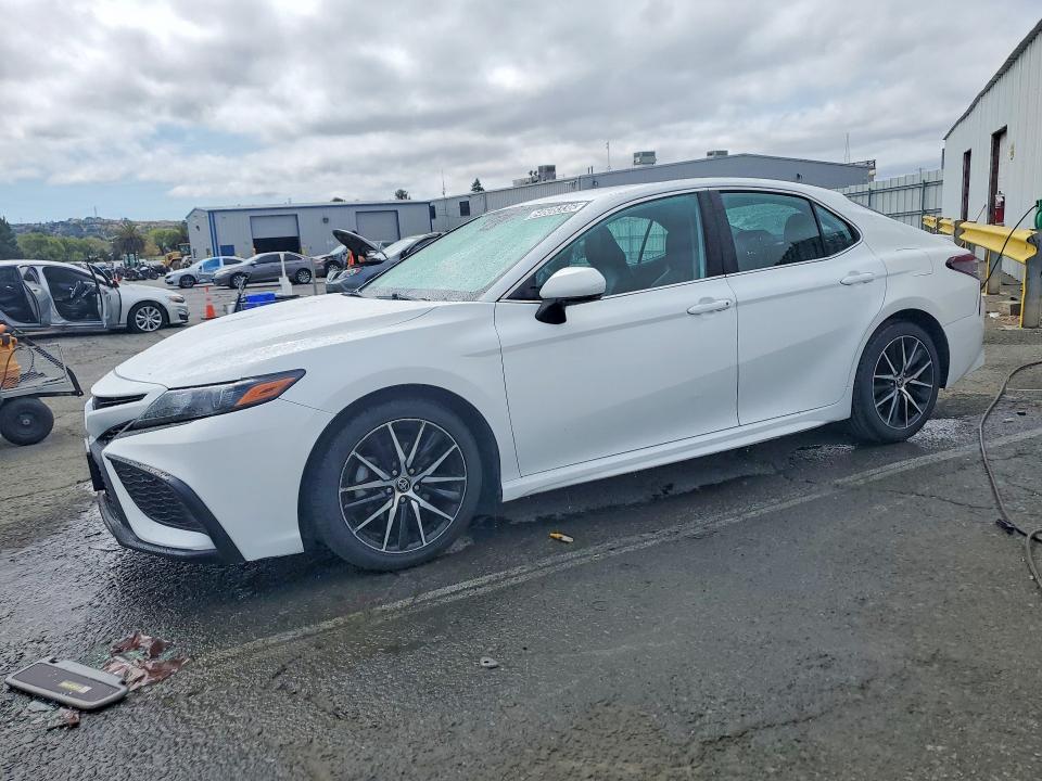 Photo 1 from auction – 2022 TOYOTA CAMRY with VIN 4T1G11AK3NU028047