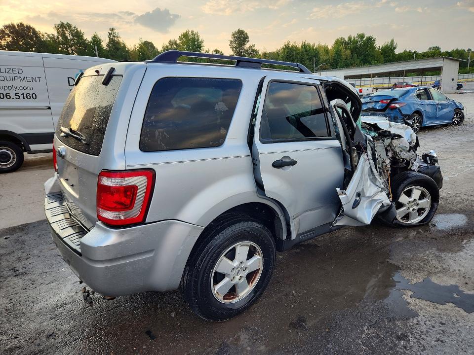 Photo 3 from auction – 2011 FORD ESCAPE with VIN 1FMCU0D75BKA83257