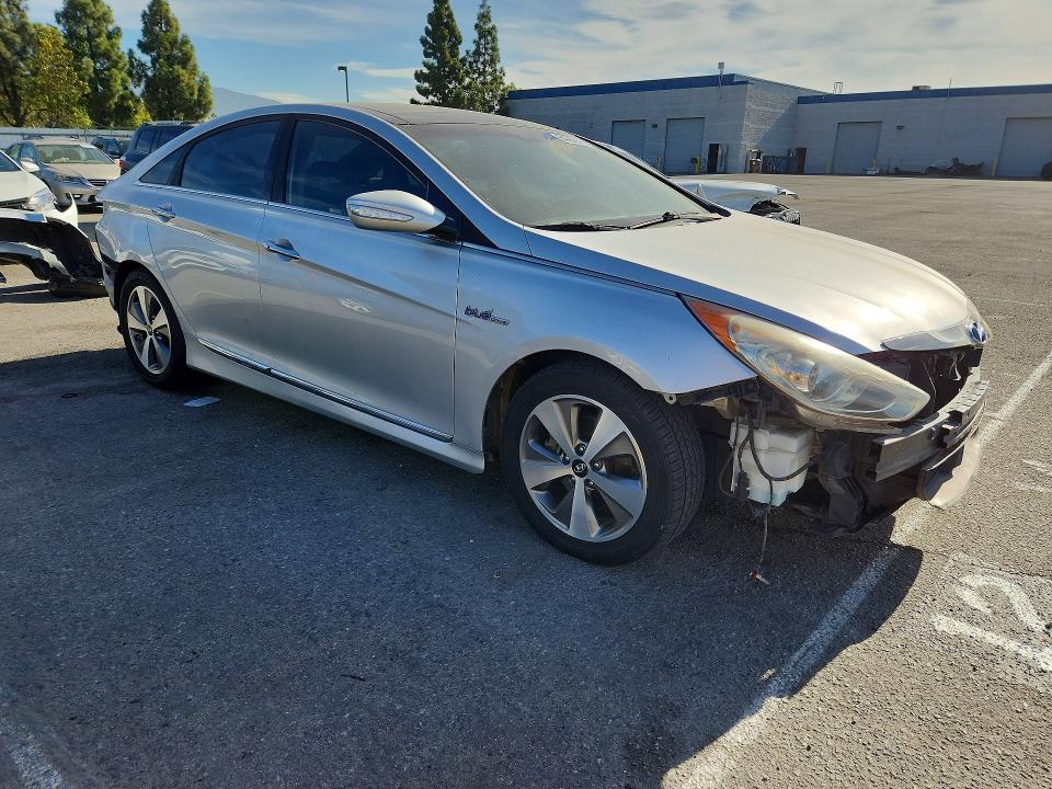 Photo 4 from auction – 2011 HYUNDAI SONATA with VIN KMHEC4A40BA007934