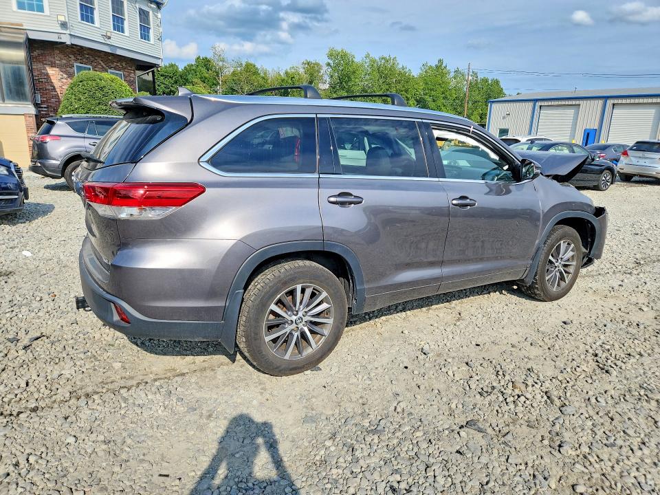 Photo 3 from auction – 2018 TOYOTA HIGHLANDER with VIN 5TDJZRFH6JS554170