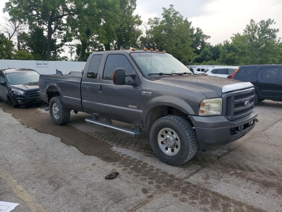 Photo 4 from auction – 2005 FORD F350 with VIN 1FTWX33P05EC75524
