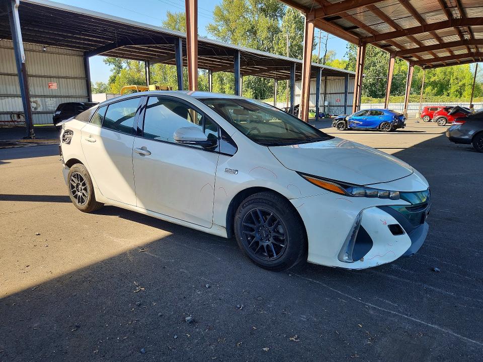 Photo 4 from auction – 2017 TOYOTA PRIUS PRIME with VIN JTDKARFPXH3001018