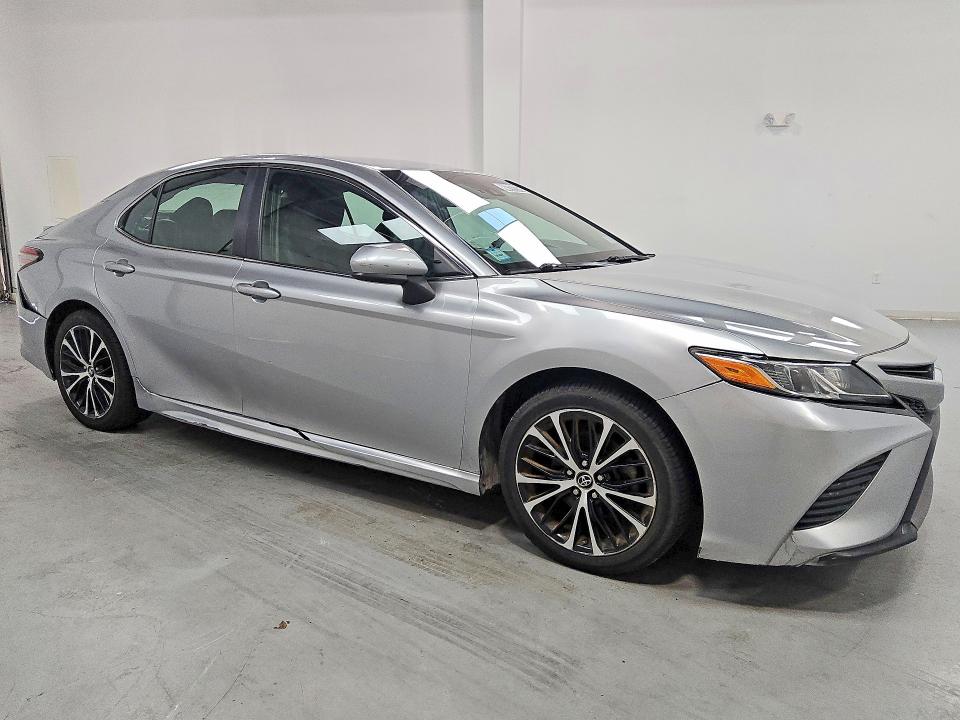Photo 4 from auction – 2018 TOYOTA CAMRY with VIN 4T1B11HK2JU076715