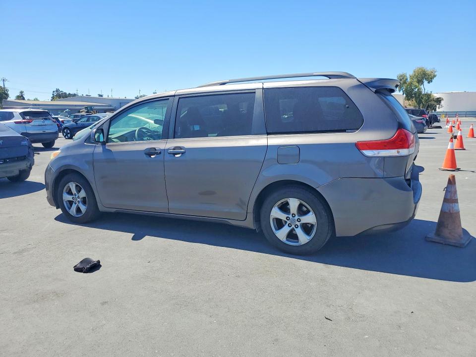 Photo 2 from auction – 2012 TOYOTA SIENNA with VIN 5TDKK3DC4CS229310