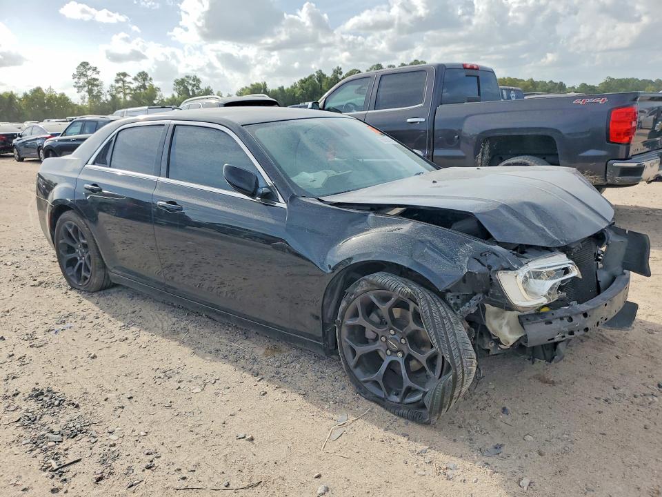 Photo 4 from auction – 2017 CHRYSLER 300 with VIN 2C3CCAAG6HH662182