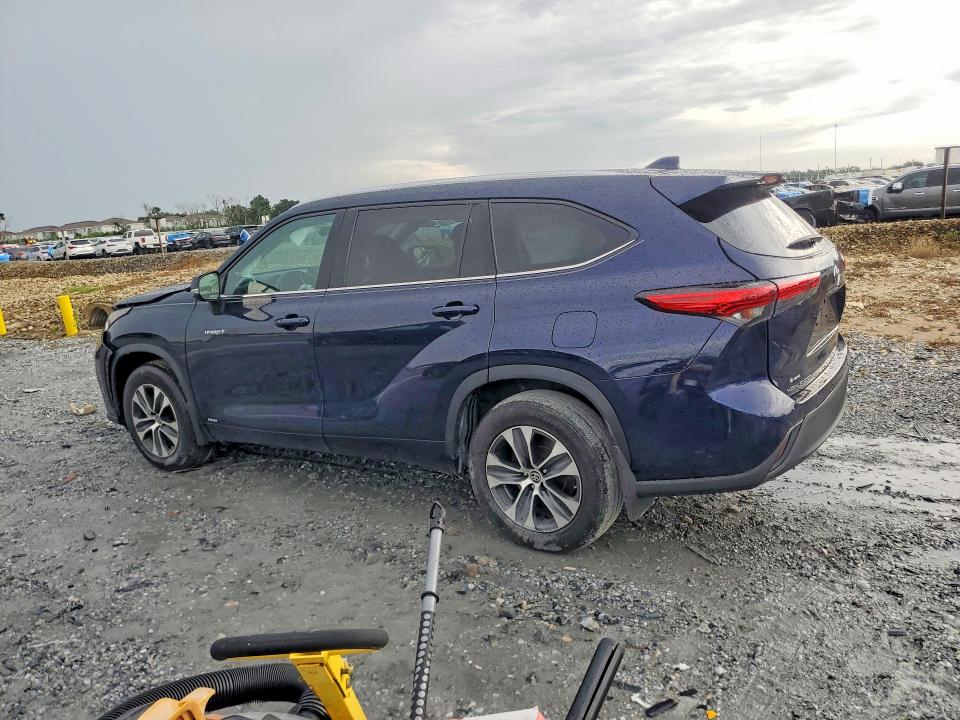 Photo 2 from auction – 2021 TOYOTA HIGHLANDER with VIN 5TDGBRCHXMS064001