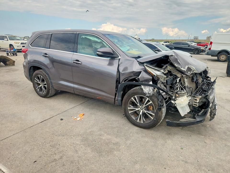 Photo 4 from auction – 2018 TOYOTA HIGHLANDER with VIN 5TDZARFH6JS035338