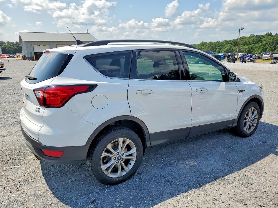 Photo 3 from auction – 2019 FORD ESCAPE with VIN 1FMCU9HDXKUA74157
