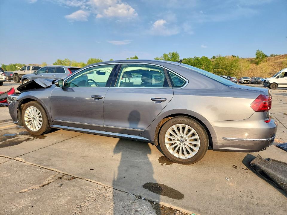 Снимка 2 от търг – 2017 VOLKSWAGEN PASSAT с VIN 1VWBT7A35HC025632