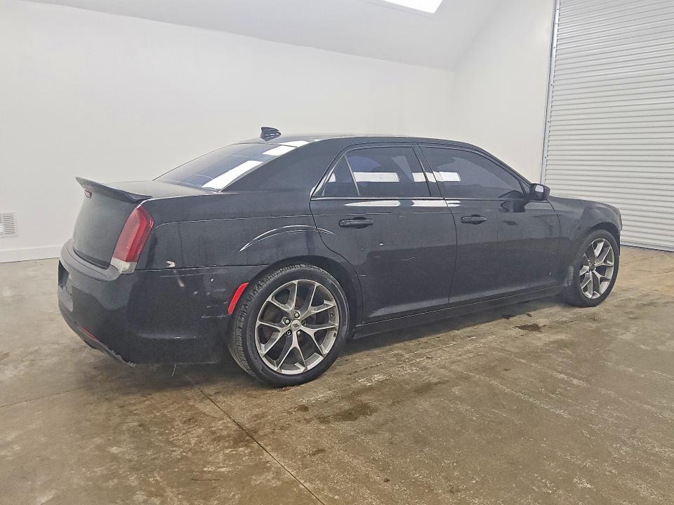 Photo 3 from auction – 2019 CHRYSLER 300 with VIN 2C3CCABG8KH533639