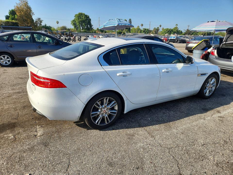 Zdjęcie 3 z aukcji – 2017 JAGUAR XE z VIN SAJAD4BG0HA956838