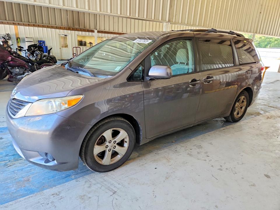 2011 TOYOTA SIENNA