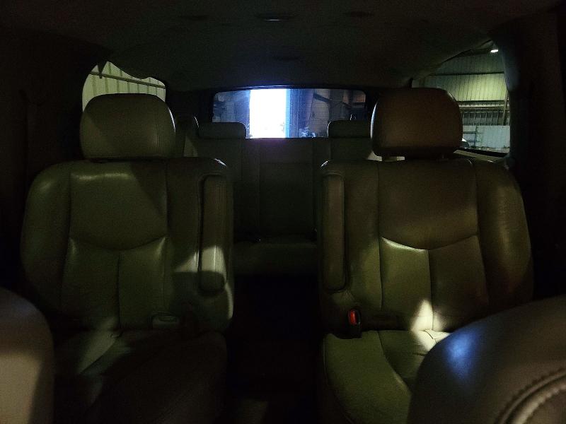 Photo 10 from auction – 2004 CHEVROLET SUBURBAN with VIN 1GNEC16Z34J230552