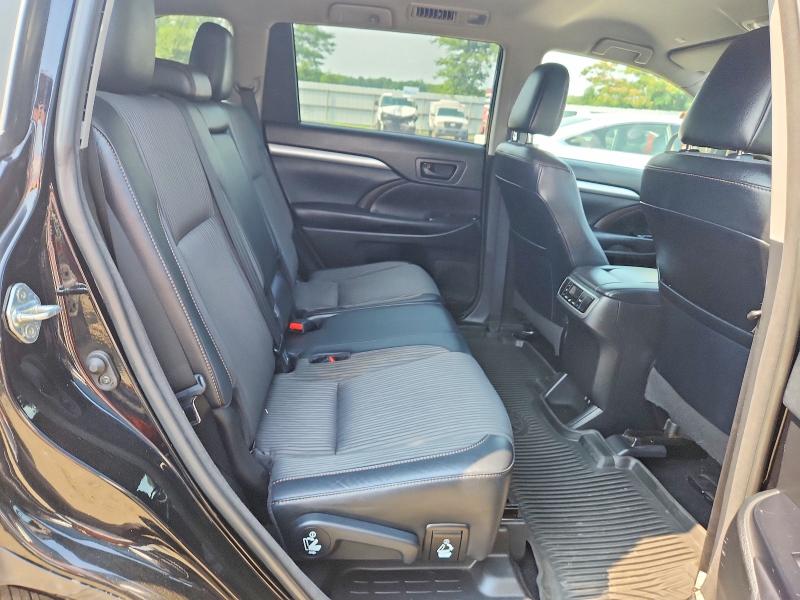 Photo 11 from auction – 2018 TOYOTA HIGHLANDER with VIN 5TDBZRFH7JS912431