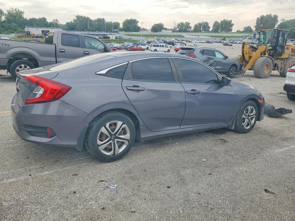 Foto 3 de la subasta – 2018 HONDA CIVIC con VIN 19XFC2F57JE041783