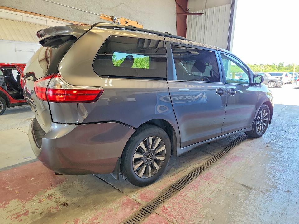 Photo 3 from auction – 2018 TOYOTA SIENNA with VIN 5TDJZ3DC0JS194950