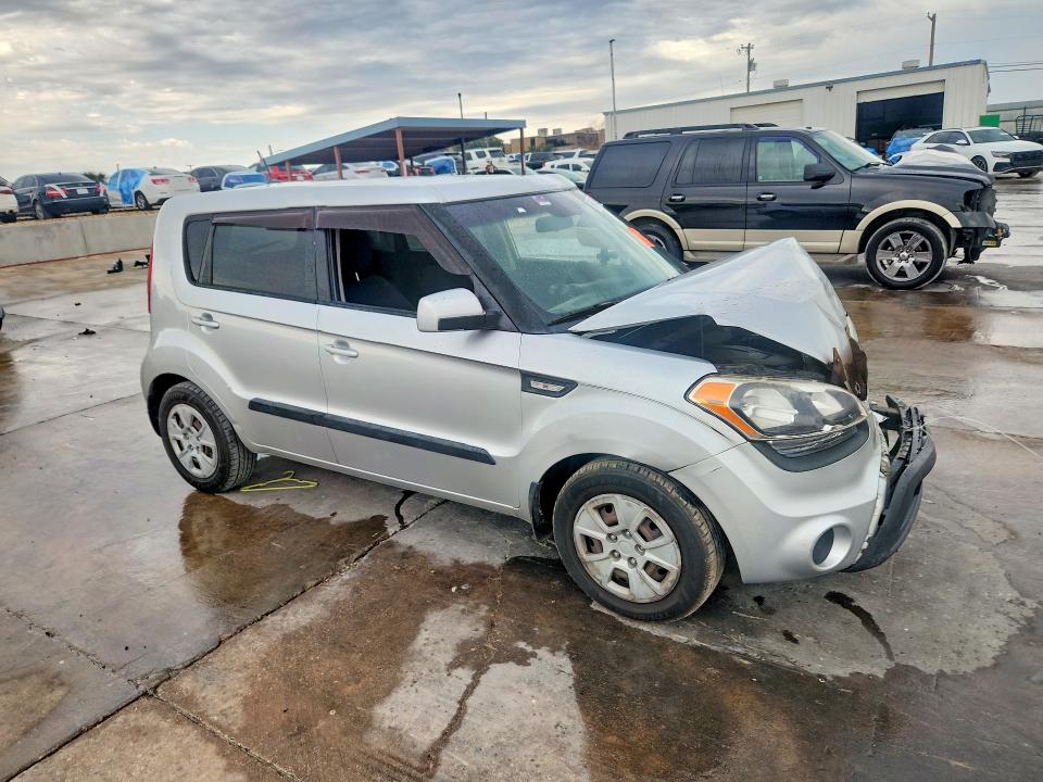 Photo 4 from auction – 2013 KIA SOUL with VIN KNDJT2A53D7770787