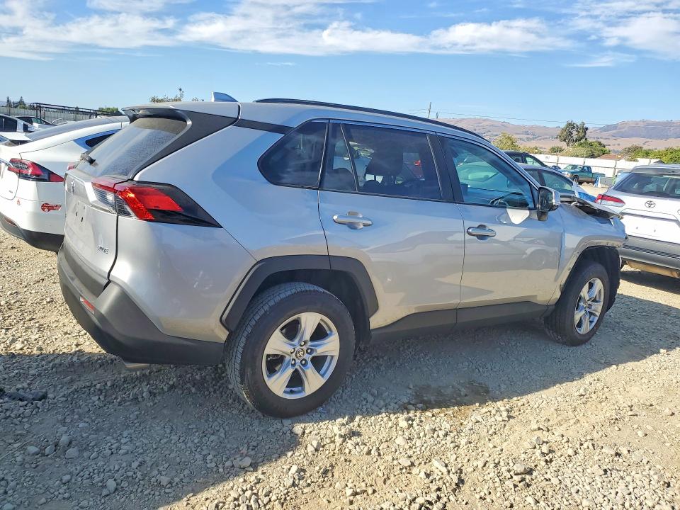 Photo 3 from auction – 2021 TOYOTA RAV4 with VIN 2T3W1RFV9MC148231