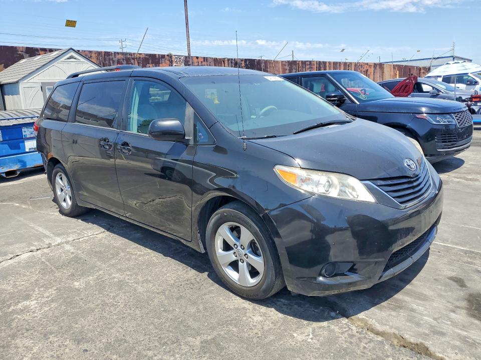 Photo 4 from auction – 2014 TOYOTA SIENNA with VIN 5TDKK3DC9ES447973