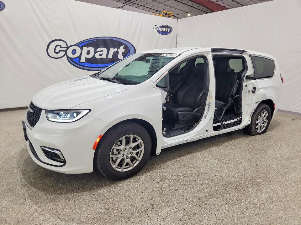 CHRYSLER PACIFICA 2026 with VIN 2C4RC1BG6TR261061 - Photo from auction