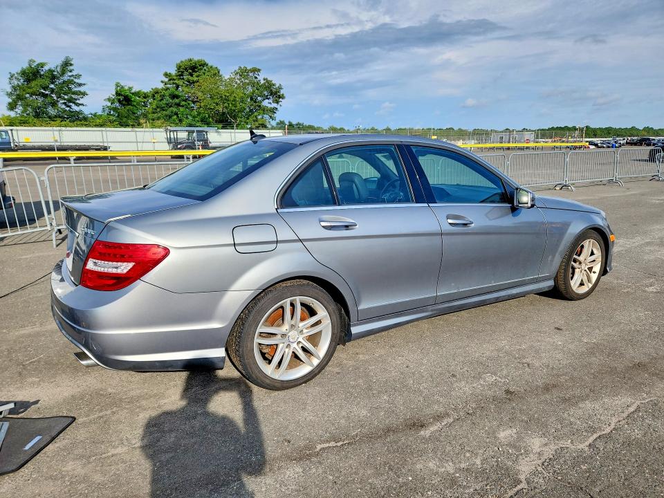 Photo 3 from auction – 2013 MERCEDES-BENZ C with VIN WDDGF8AB7DG044074