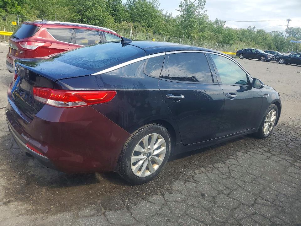 Photo 3 from auction – 2017 KIA OPTIMA with VIN 5XXGU4L32HG142957